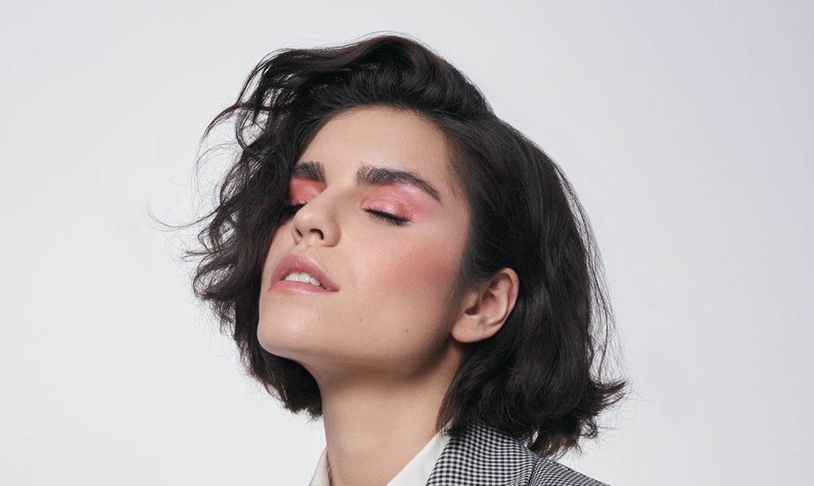 El blunt bob es un corte de pelo tipo bob con las puntas despuntadas en vez de compactas. Eso sí, llévalas siempre hidratadas con ayuda del Aceite Extraordinario Universal de L’Oréal Paris.